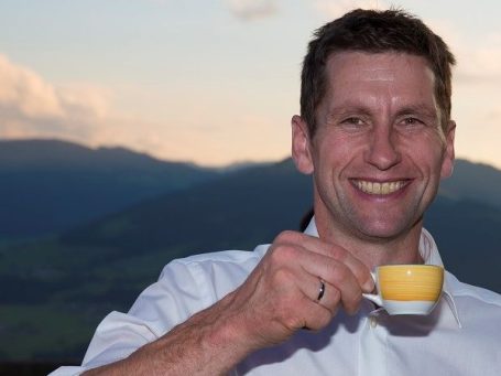 Metallkünstler, Berge und Kaffee